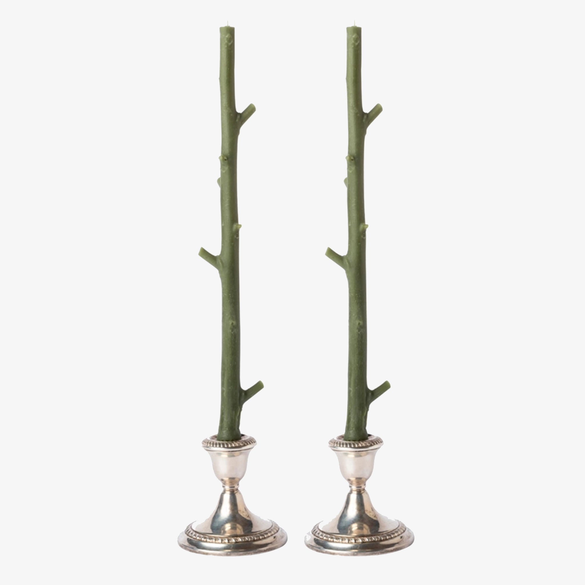 Paire de bougies en forme de bâtonnet d'érable dans la forêt