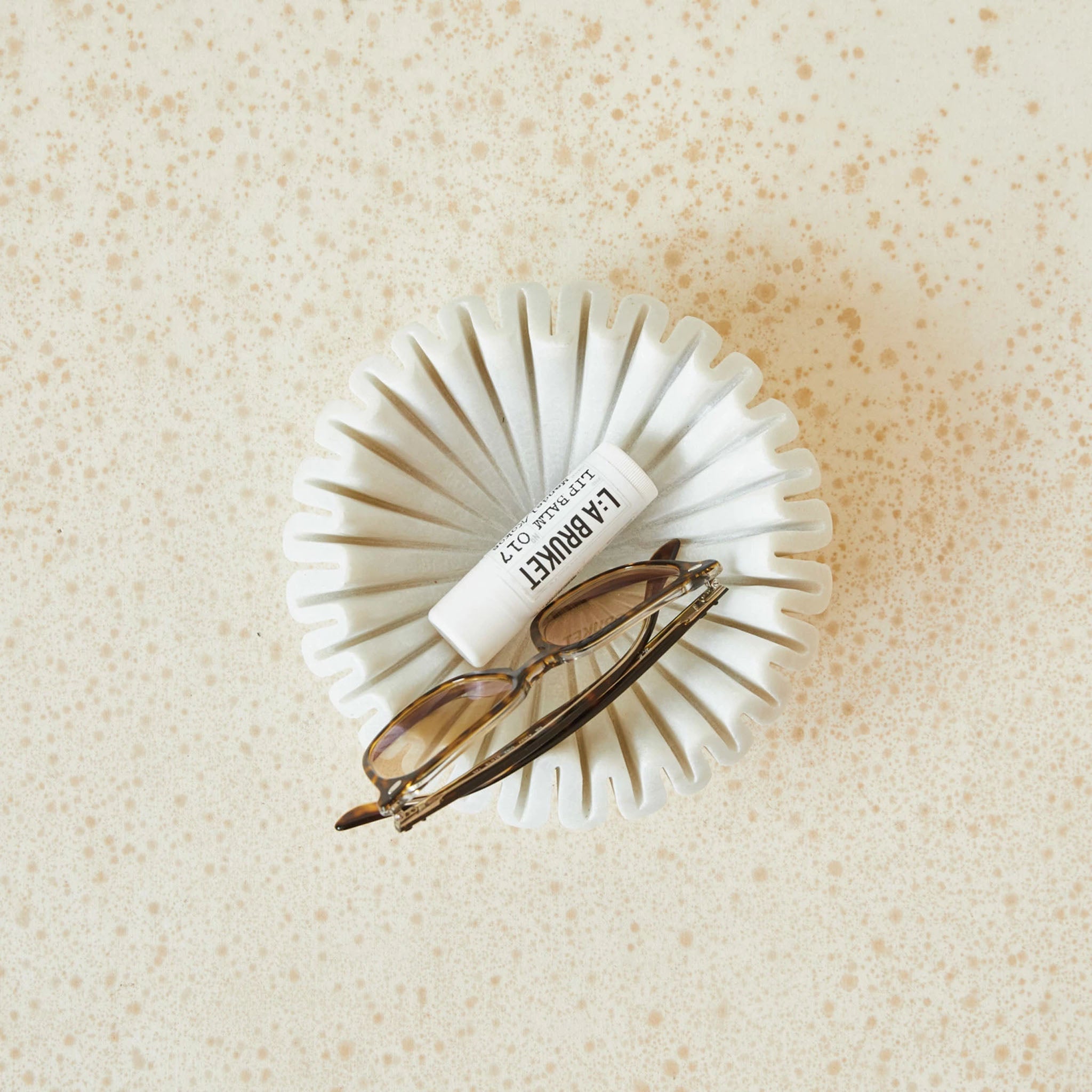 Plat cannelé en marbre Mariella