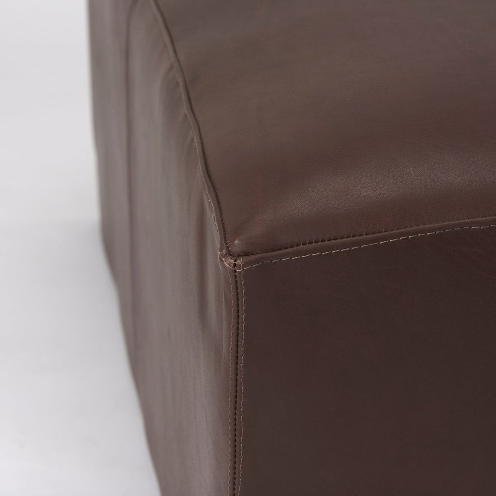 Pouf Milo en cuir marron foncé 