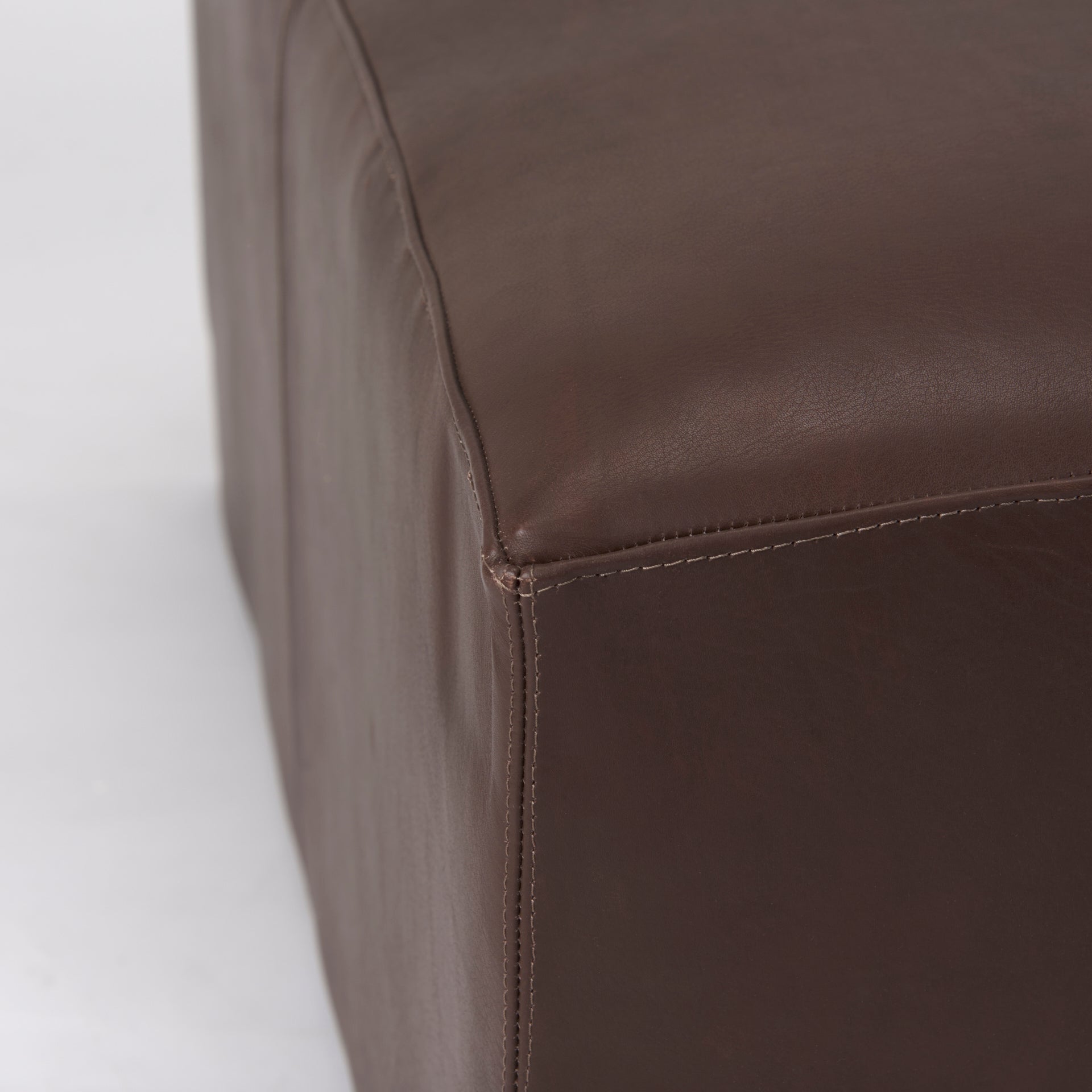 Pouf Milo en cuir marron foncé 