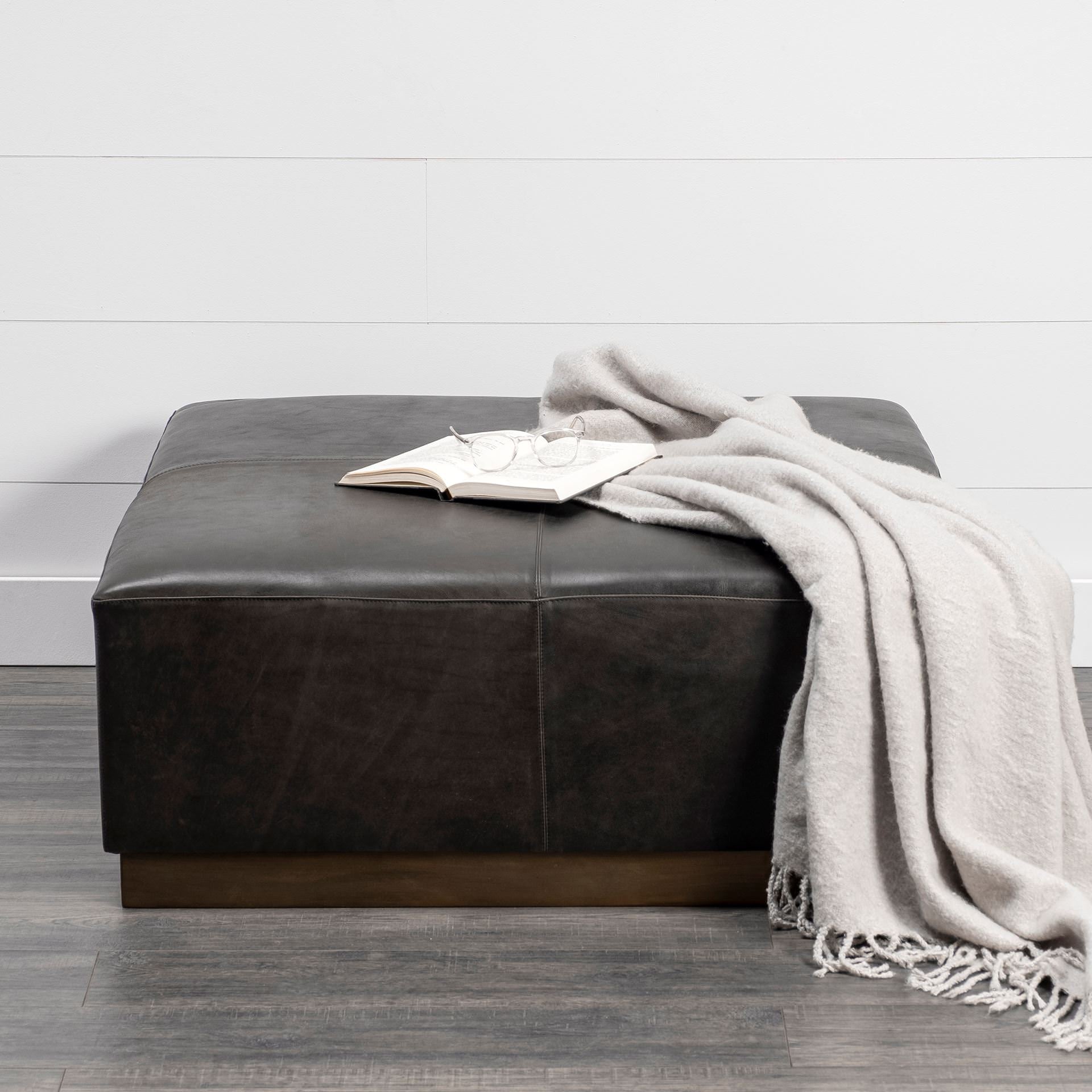 Pouf Milo en cuir noir foncé 