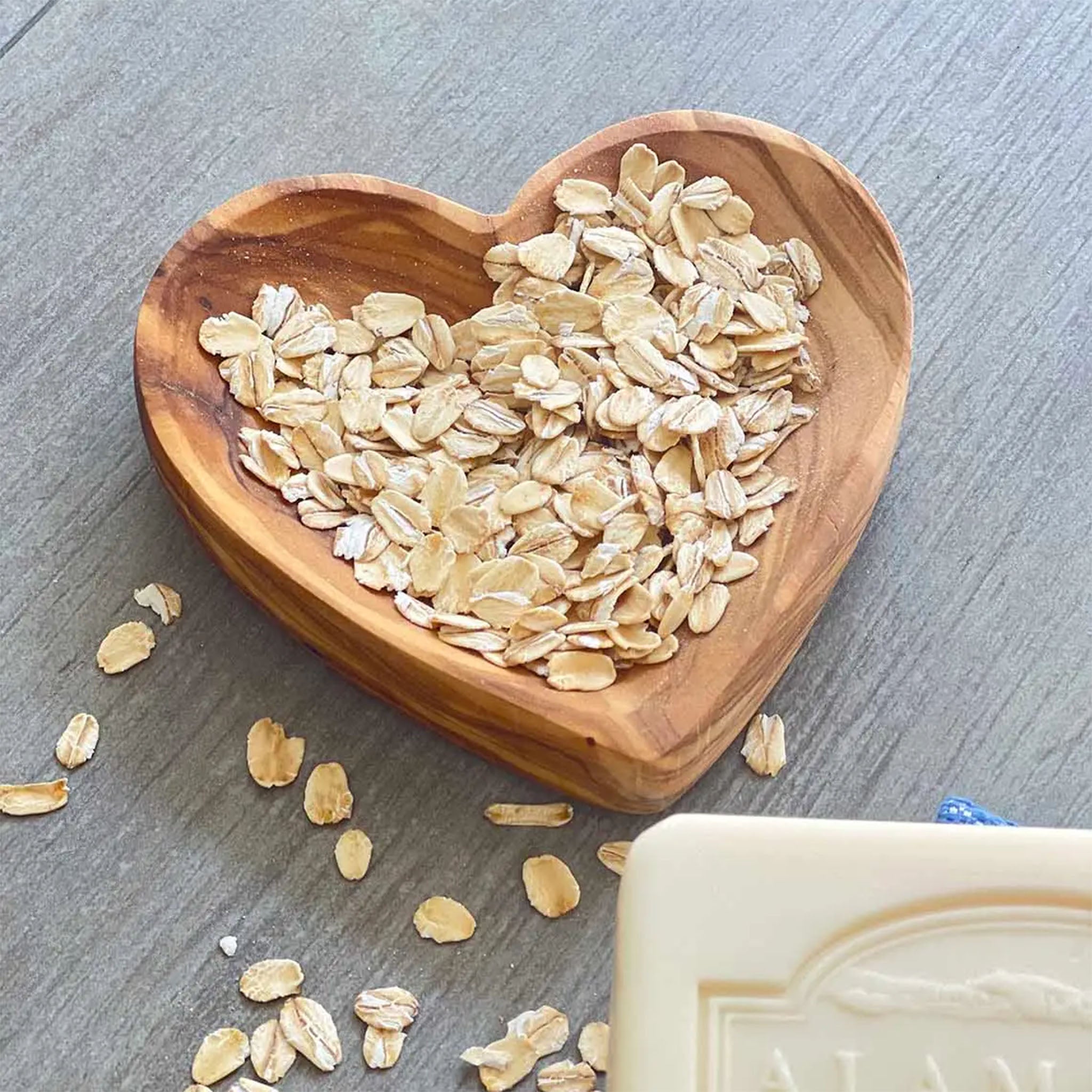 Plat en forme de cœur en bois d'olivier
