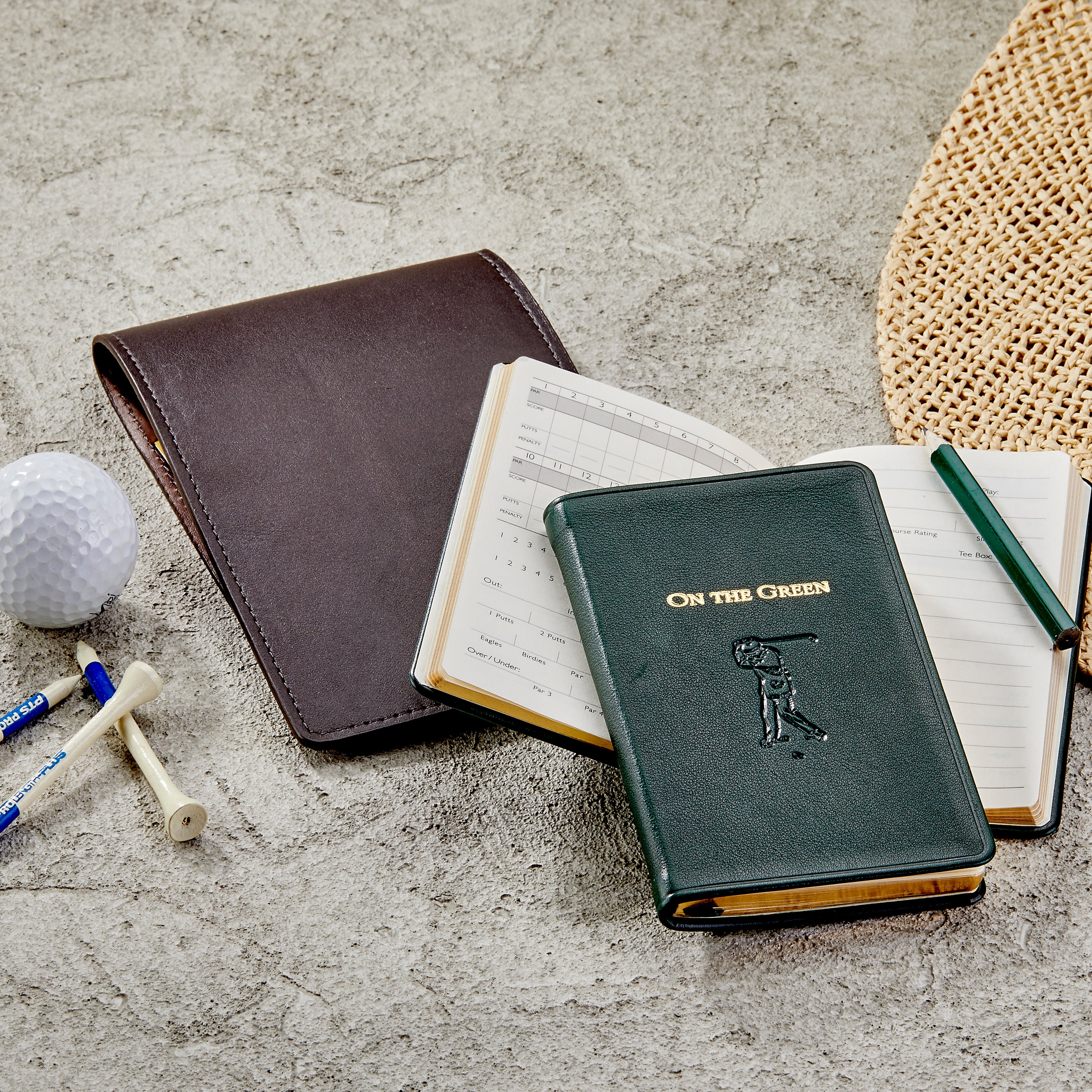 Sur le green, disque de golf relié cuir 