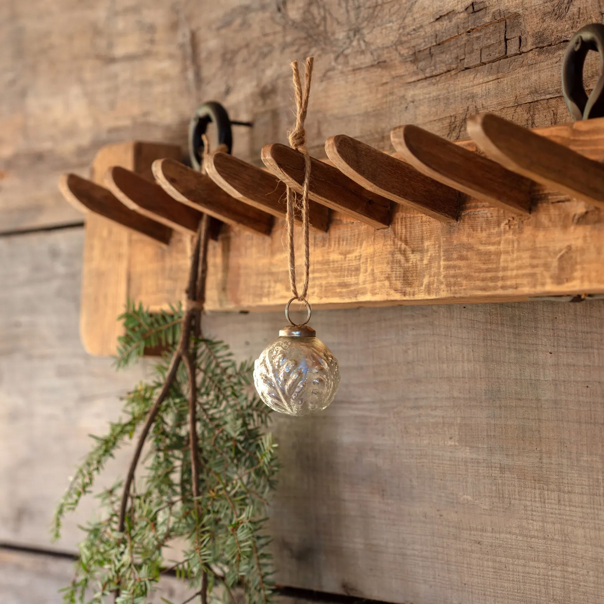 Ornement en verre mercurisé à motif de laurier en relief