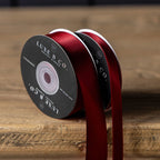 Ruban de satin rouge, taille moyenne