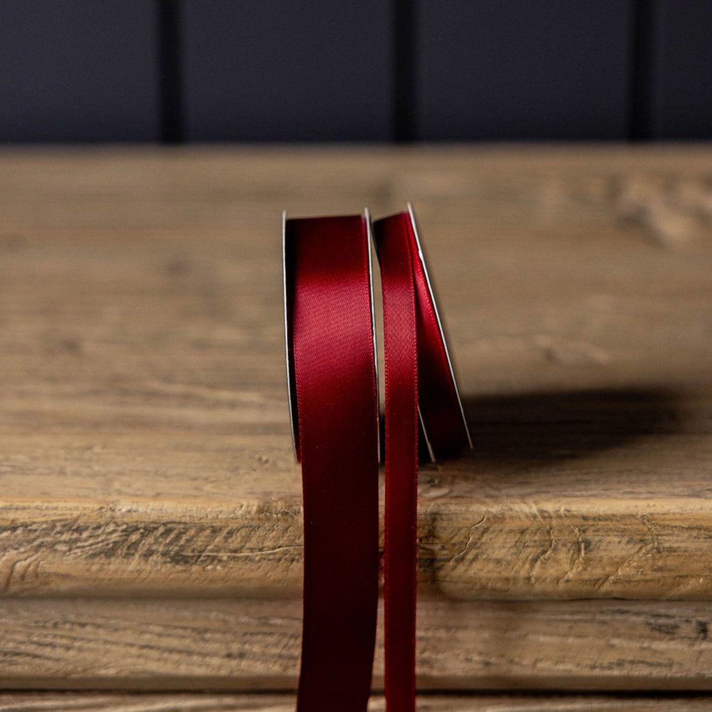 Ruban de satin rouge, taille moyenne