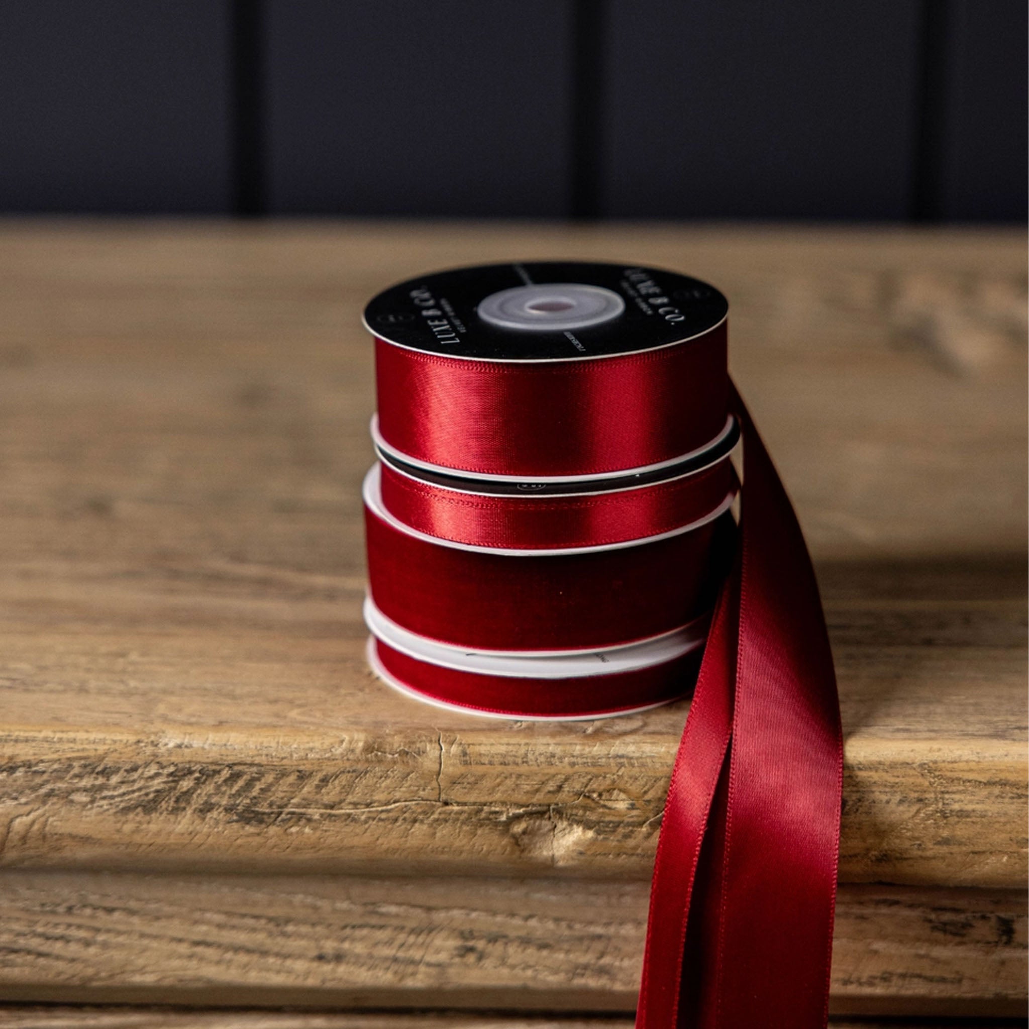 Ruban de satin rouge, taille moyenne