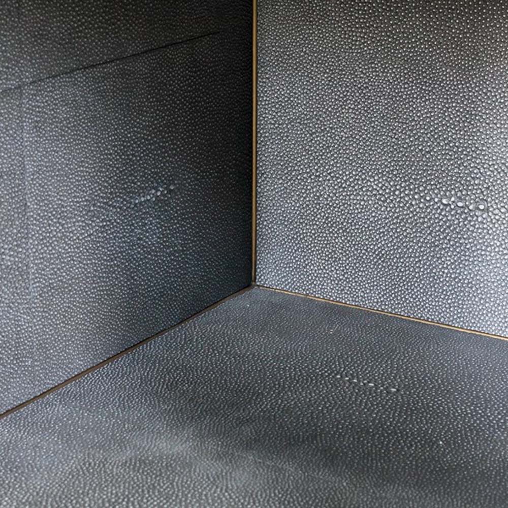 Table de chevet Four Hands en galuchat gris