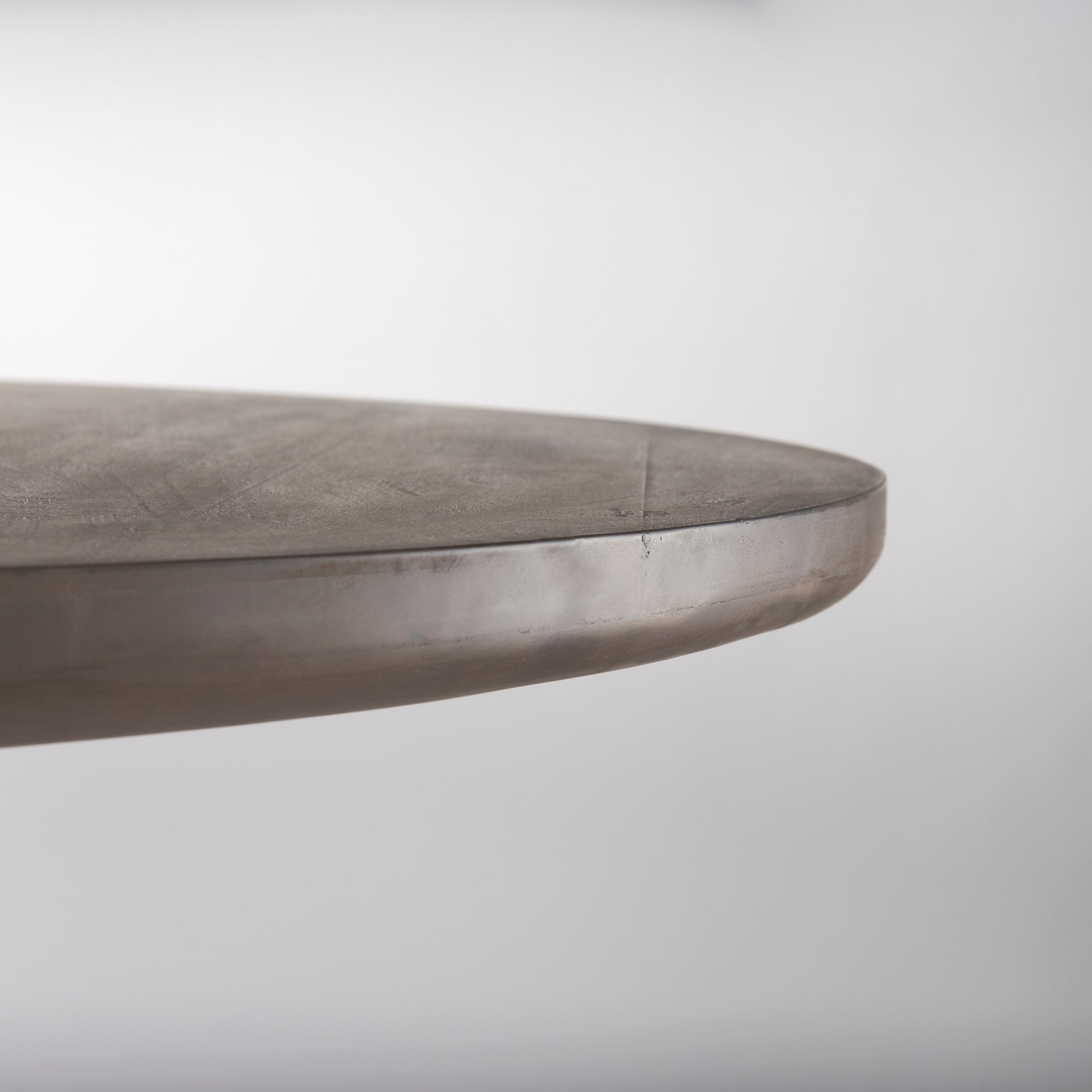 Table de salle à manger ronde cannelée Reece, marron foncé