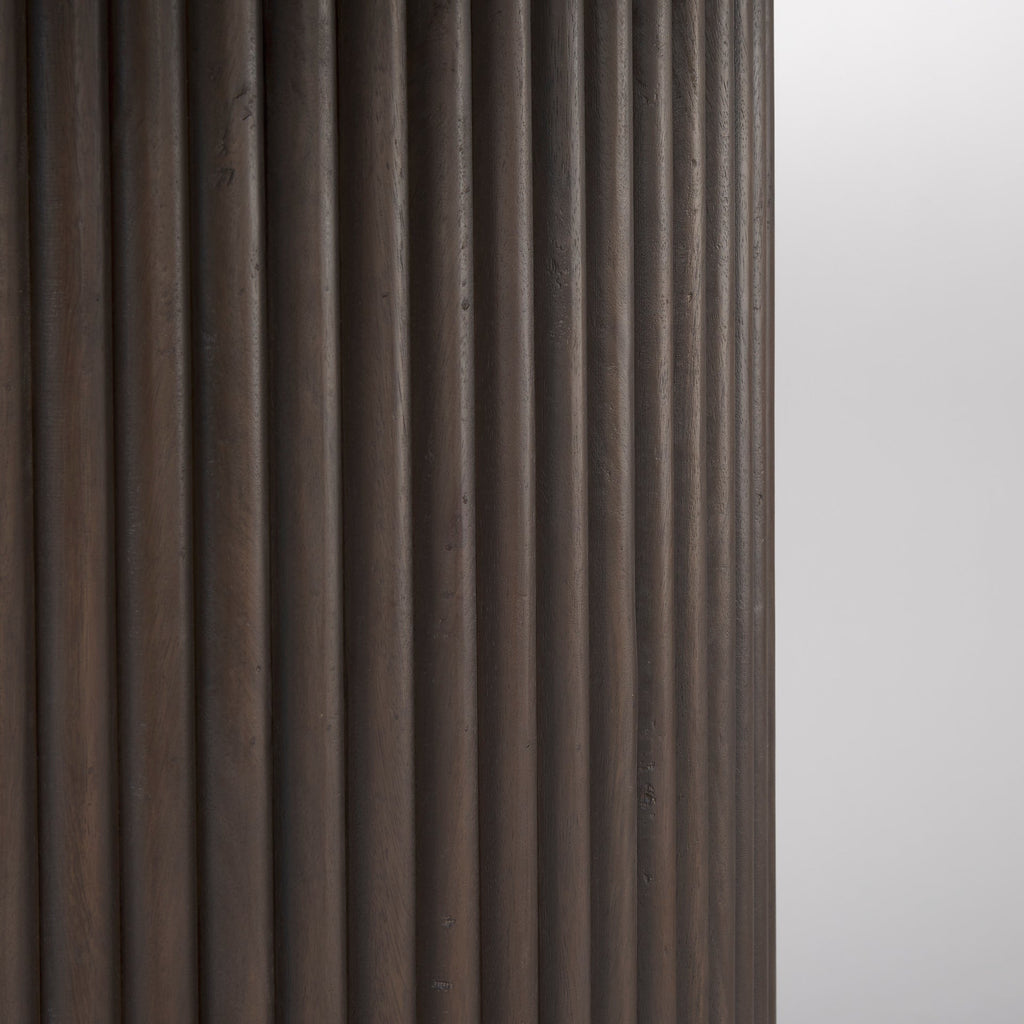 Table de salle à manger ronde cannelée Reece, marron foncé