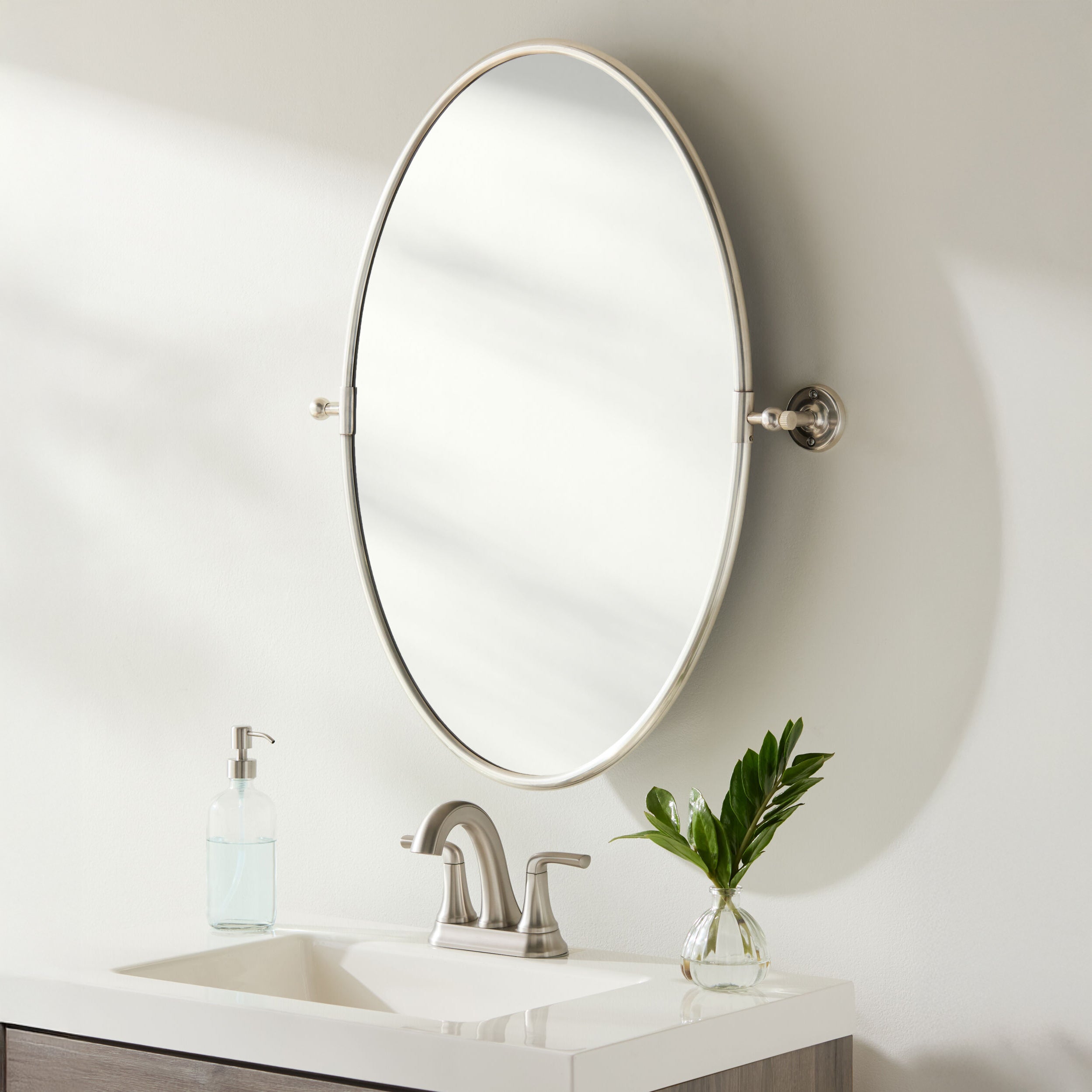 Miroir ovale pivotant Burnish en argent vieilli