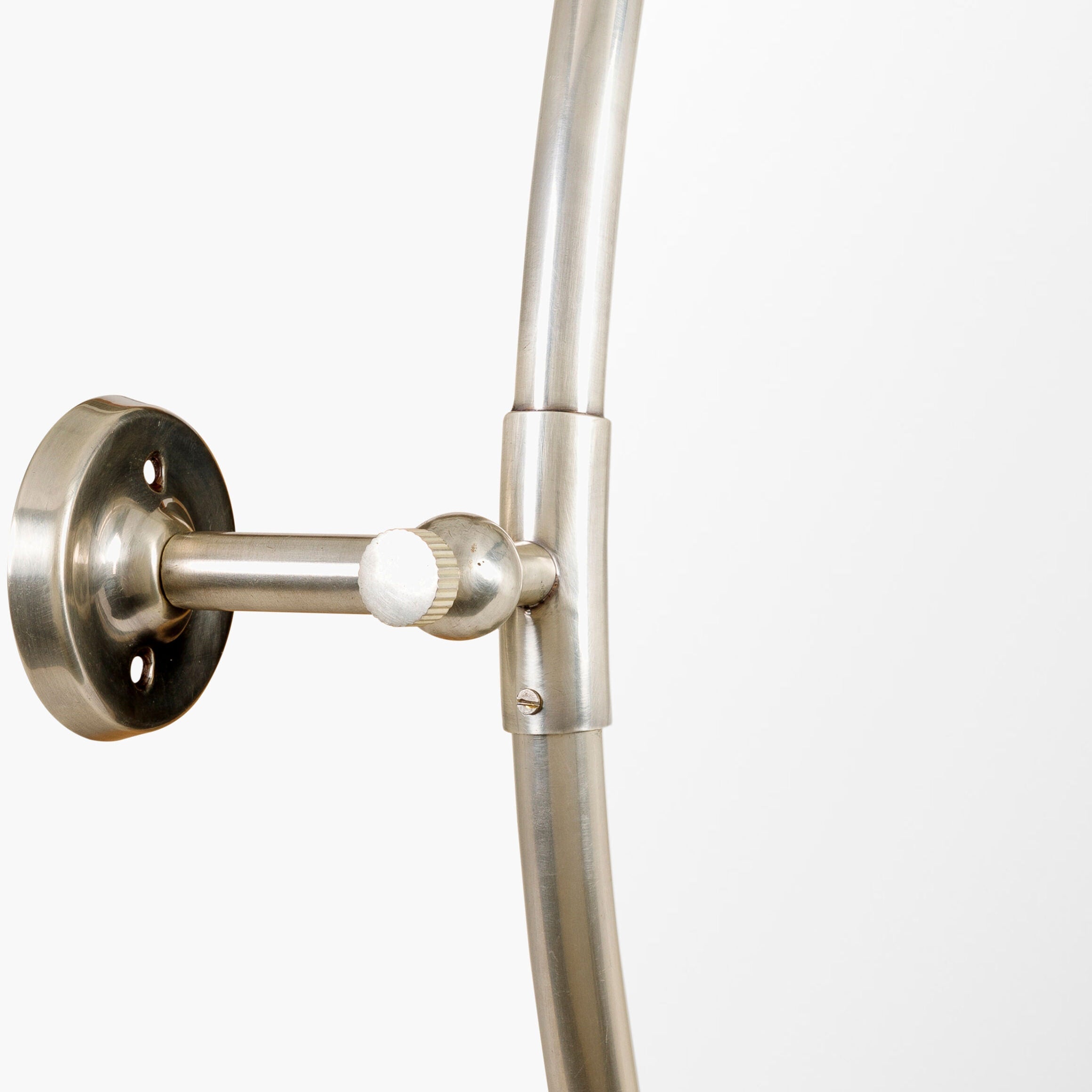 Miroir pivotant rond Burnish en argent vieilli